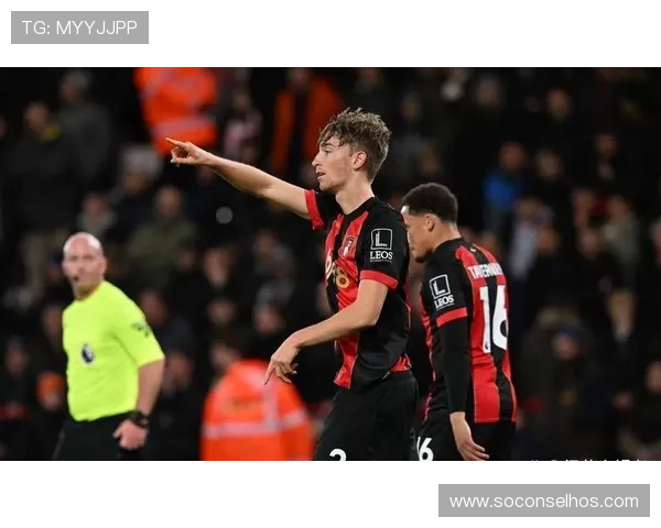 赫伊森替补席边吃边张望观赛时 赫伊森替补席边吃边张望观赛时